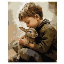 Мальчик держит кролика