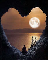 Сердце в горе с видом на полнолуние над озером