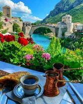 Черный кофе с видом на горы и замок