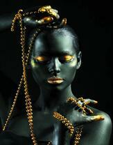 Без бренда «Девушка в черно-золотом макияже» в Чебоксарах в интернет-магазине  Без бренда «Девушка в черно-золотом макияже» в Чебоксарах