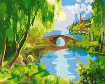 Мост через реку в зеленом лесу